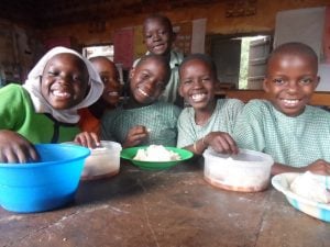 Group of children smilingeating their lunch together