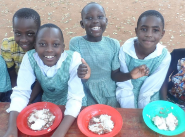 group of kids eating lunch together