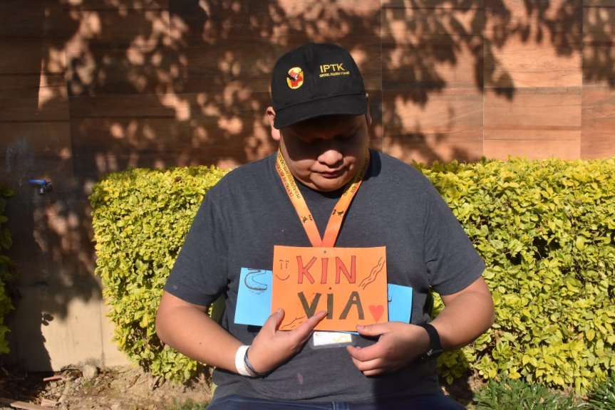 Alvaro, teacher, IPTK Poroma Cerpito, draws what he feels after the announcement of the new name, Kinvia. 